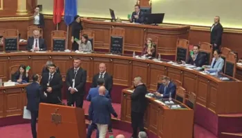 Debate në Kuvend/ Opozita nuk e lëshon foltoren, shtyhet në orën 18:30 votimi për amnistinë, duhen 84 vota