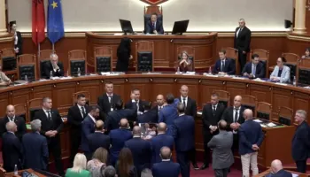 Debate në Kuvend, opozita vijon të bllokojë foltoren, ndërpritet sërish seanca