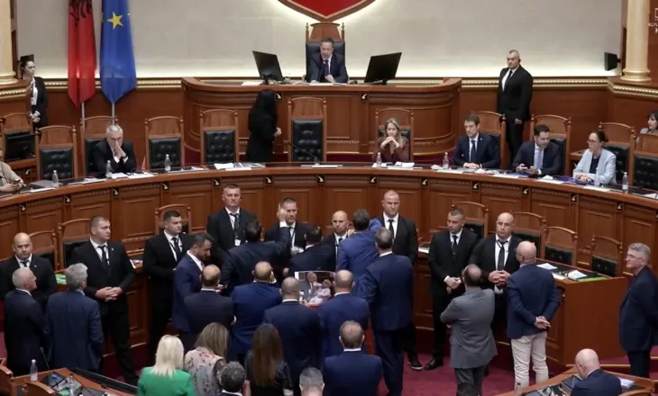 Debate në Kuvend, opozita vijon të bllokojë foltoren, ndërpritet sërish seanca