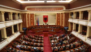Debati për “Zvërnecin” shkon në Kuvend, Berisha sulmon protestën, PS i kujton kreut të PD lidhjet me Artur Shehun,…