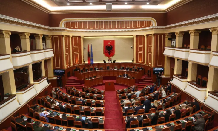 Debati për “Zvërnecin” shkon në Kuvend, Berisha sulmon protestën, PS i kujton kreut të PD lidhjet me Artur Shehun,…