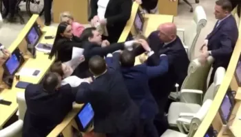Deputetët e opozitës dhe maazhorancës përleshen dhunshëm në Parlamentin e Gjeorgjisë