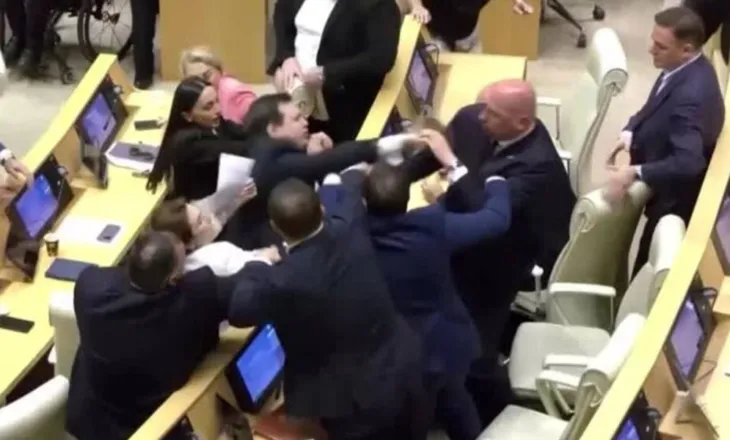 Deputetët e opozitës dhe maazhorancës përleshen dhunshëm në Parlamentin e Gjeorgjisë