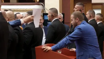Deputetët e PD bllokojnë foltoren, nuk lejojnë deputetin Ardit Bido të mbajë fjalën
