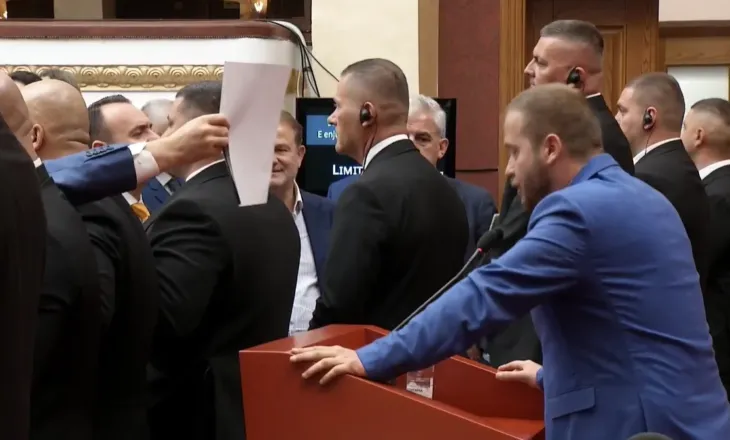 Deputetët e PD bllokojnë foltoren, nuk lejojnë deputetin Ardit Bido të mbajë fjalën