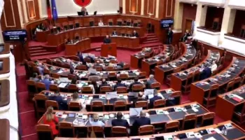 Deputetët e PD këndojnë në kor “Rama jep dorëheqjen”, Manja i ‘dirigjon’