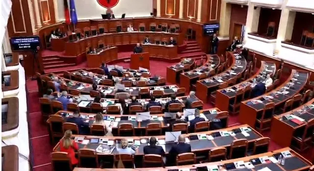 Deputetët e PD këndojnë në kor “Rama jep dorëheqjen”, Manja i ‘dirigjon’