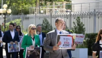 Deputetët e PD me pankarta në Kuvend: Na gjeni një ministri pa korrupsion!