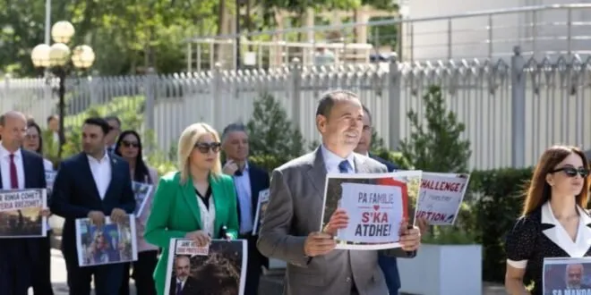 Deputetët e PD me pankarta në Kuvend: Na gjeni një ministri pa korrupsion!