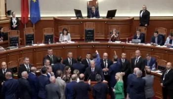Deputetët e PD pengojnë seancën, Peleshi-Nokës: Mos më drejto gishtin mua!