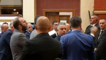 Deputetët e PD-së në këmbë, bllokojnë foltoren dhe protestojnë: Jepi fjalën opozitës