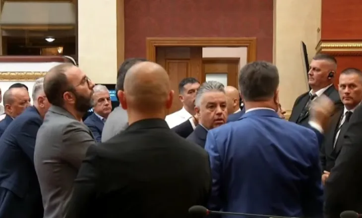 Deputetët e PD-së në këmbë, bllokojnë foltoren dhe protestojnë: Jepi fjalën opozitës