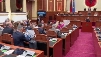 Deputetët e PD “vjedhin” këngën e protestës dhe e këndojnë në Kuvend, Manja i ‘dirigjon’: Muli ngrije zërin