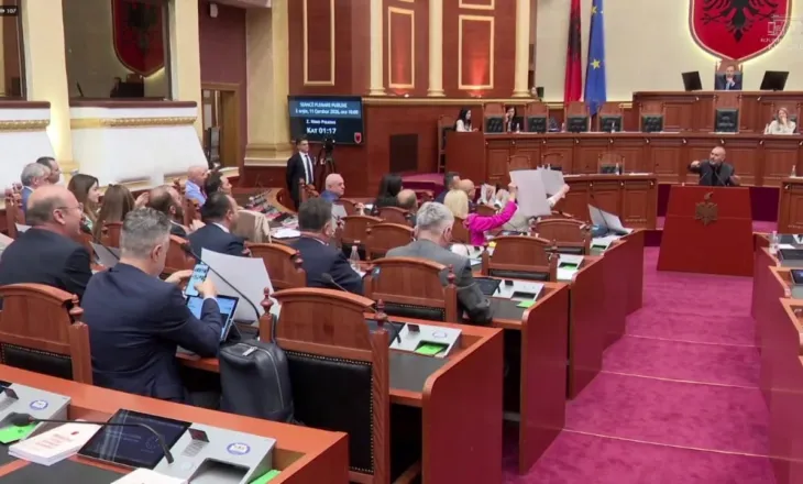 Deputetët e PD “vjedhin” këngën e protestës dhe e këndojnë në Kuvend, Manja i ‘dirigjon’: Muli ngrije zërin