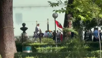 Deputetët priten me thirrjet e protestuesve: Ju erdhi fundi! Opozitë e shitur