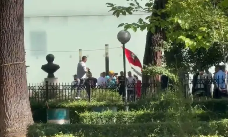 Deputetët priten me thirrjet e protestuesve: Ju erdhi fundi! Opozitë e shitur