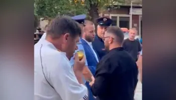 Deputeti Ardit Bido tenton të takojë protestuesit para Parlamentit, policia e këshillon të mos afrohet