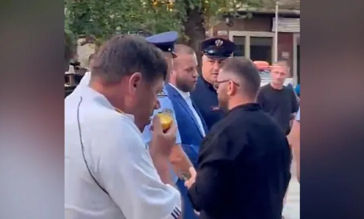 Deputeti Ardit Bido tenton të takojë protestuesit para Parlamentit, policia e këshillon të mos afrohet
