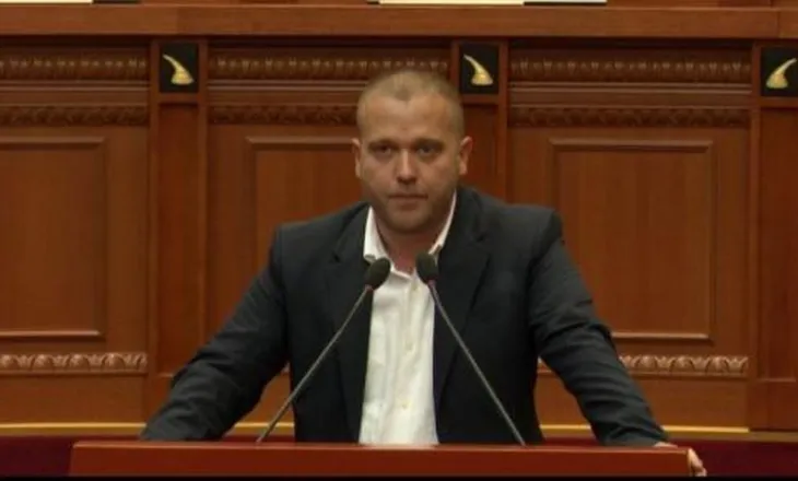 Deputeti i PS nxjerr zbuluar kundërshtarët e investimit në Zvërnec, ngre pikëpyetje për autobusë nga Greqia dhe përfshirjen e Belerit