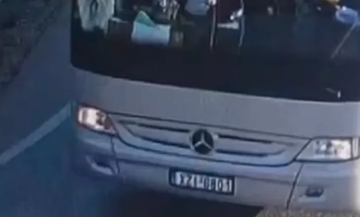 Deputeti i PS publikon foton e autobusit nga Greqia në protestën e Zvërnecit, Bido: Ju sfidoj, është me targë greke!