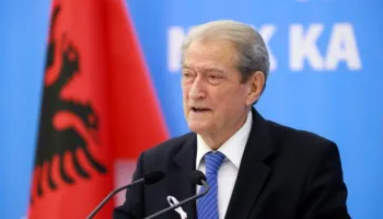 ‘Dështuan me kullat, shpikën Divjakën’/ Berisha: Sulm i orkestruar nga Rama, s’përgjigjet dot për hotelin Zig-Zag