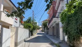 Detaje nga ngjarja në Pogradec/ 30-vjeçari e qëlloi bashkëshorten në krah dhe bark, shoqërohet nga policia