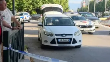 Detaje nga plagosja me armë në Vlorë/ I riu u fut në makinë pasi doli nga kafja, u qëllua nga një person me motor