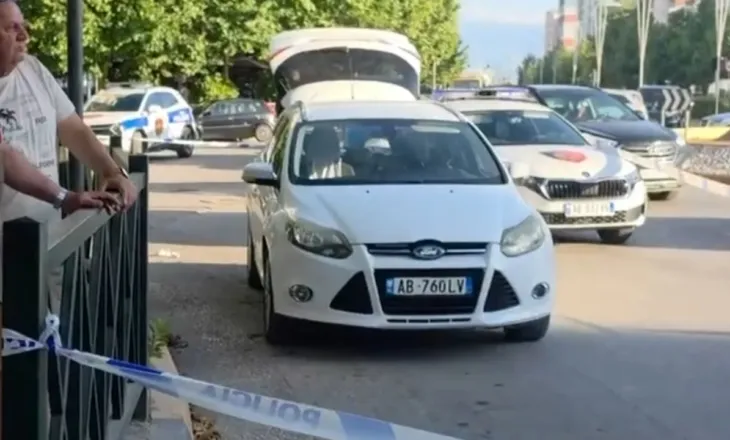 Detaje nga plagosja me armë në Vlorë/ I riu u fut në makinë pasi doli nga kafja, u qëllua nga një person me motor