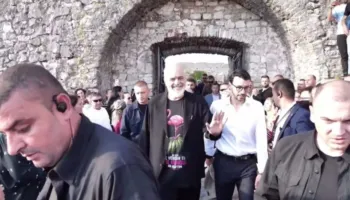 Detaji që ra në sy në festën për 35-vjetorin e PS në Shkodër, Rama shfaqet me bluzë me flamingo