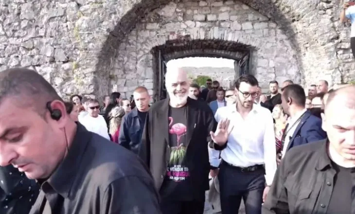Detaji që ra në sy në festën për 35-vjetorin e PS në Shkodër, Rama shfaqet me bluzë me flamingo