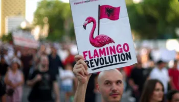 “Deutsche Welle”: ‘Revolucioni i Flamingove’ kthehet në sfidën më të madhe politike ndaj qeverisë shqiptare