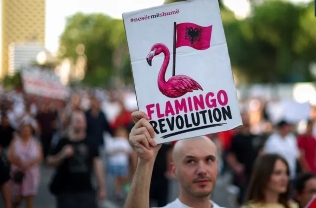 “Deutsche Welle”: ‘Revolucioni i Flamingove’ kthehet në sfidën më të madhe politike ndaj qeverisë shqiptare