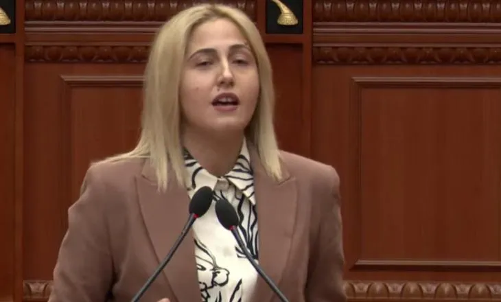 Dhuna ndaj qytetarëve në Zvërnec, Ina Zhupa: Banditë me kapuçë të zinj i hodhën spray protestuesve e policëve!