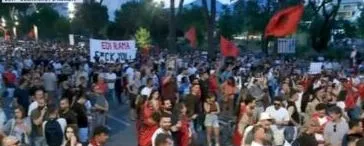 “Diaspora do ju bashkohet së shpejti”/ Protestuesi: Kam ardhur nga Londra, t’i japim shkelmin e fundit Ramës