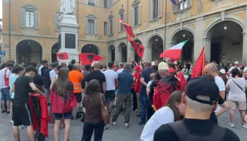 Diaspora shqiptare protestë në Prato, kërkohet dorëheqja e Ramës: PE në krah të kauzave tona