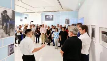 Diplomatët e huaj vizitë në muzeun “Marubi”,njihen nga afër me arkivin e pasur dhe ekspozitën “Gjon Mili:Retrospektivë”