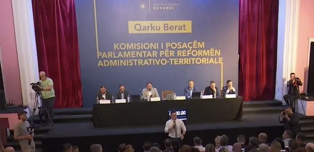 Diskutime për “Territorialen” në Berat/ Mazniku dhe Boçi përplasen mbi modelin e bashkive