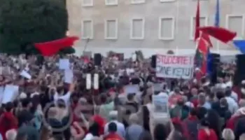 Dita e 10-të e protestës/ Mijëra në shesh para kryeministrisë këndojnë në kor: Rama jepe dorëheqjen