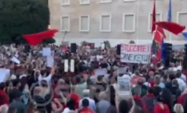 Dita e 10-të e protestës/ Mijëra në shesh para kryeministrisë këndojnë në kor: Rama jepe dorëheqjen