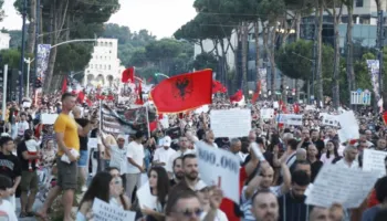 Dita e 10-të e protestës/ Shqiptarët në shesh kërkojnë dorëheqjen e Ramës