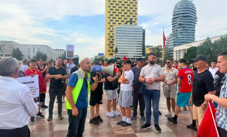 Dita e 12-të e protestës, qytetarët mblidhen në sheshin “Skënderbej”, do të marshojnë drejt Kryeministrisë