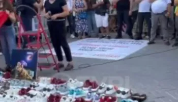 Dita e 14-të e marshimit, vendosen atlete para zyrës së Ramës, kujtesë për shpopullimin e Shqipërisë