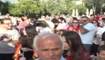 Dita e 14-të e marshimit, vendosen atlete para zyrës së Ramës, në simbol të largimit të shqiptarëve