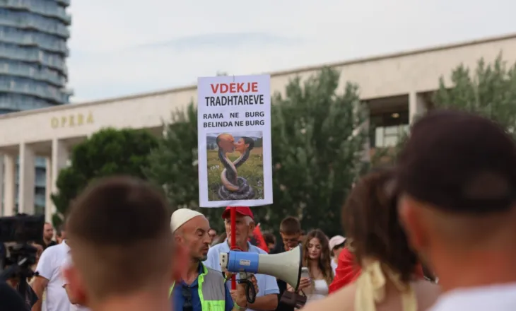Dita e 14-të e protestës/ Nis grumbullimi i qytetarëve në sheshin Skënderbej, thirrja e tyre: Rama jep dorëheqjen