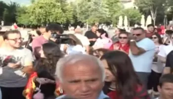 Dita e 14-të e protestës, qytetarët grumbullohen në sheshin “Skënderbej”, nisin marshimin drejt kryeministrisë