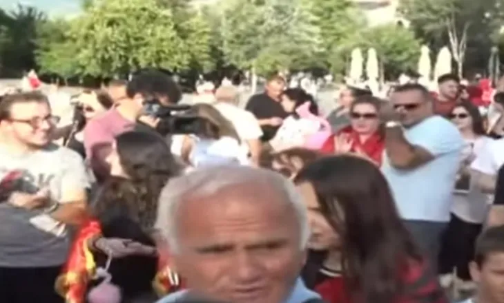 Dita e 14-të e protestës, qytetarët grumbullohen në sheshin “Skënderbej”, nisin marshimin drejt kryeministrisë