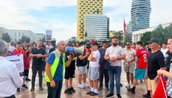 Dita e 17-të e protestës/ Nis grumbullimi i qytetarëve në shesh