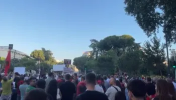Dita e 18-të, qytetarët nisin protestën para Kryeministrisë