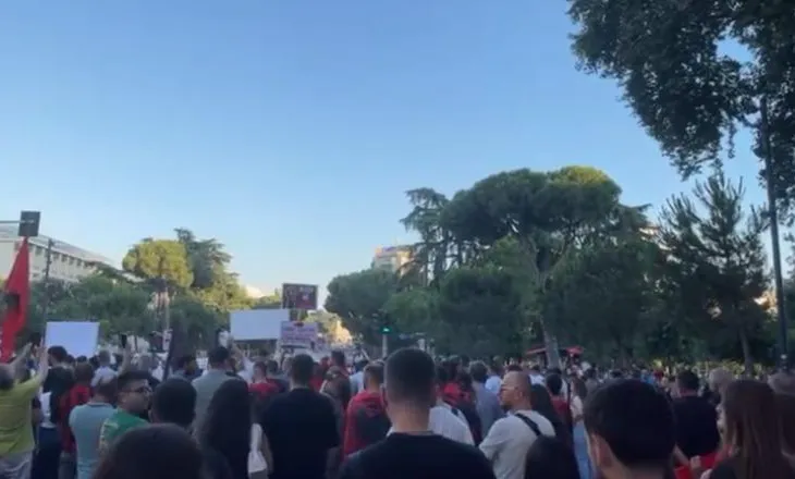 Dita e 18-të, qytetarët nisin protestën para Kryeministrisë