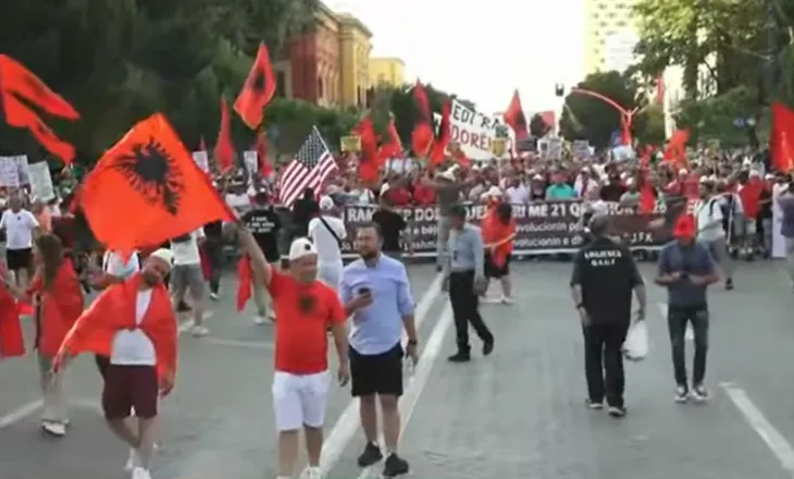 Dita e 21-të, diaspora pjesë e protestës para Kryeministrisë